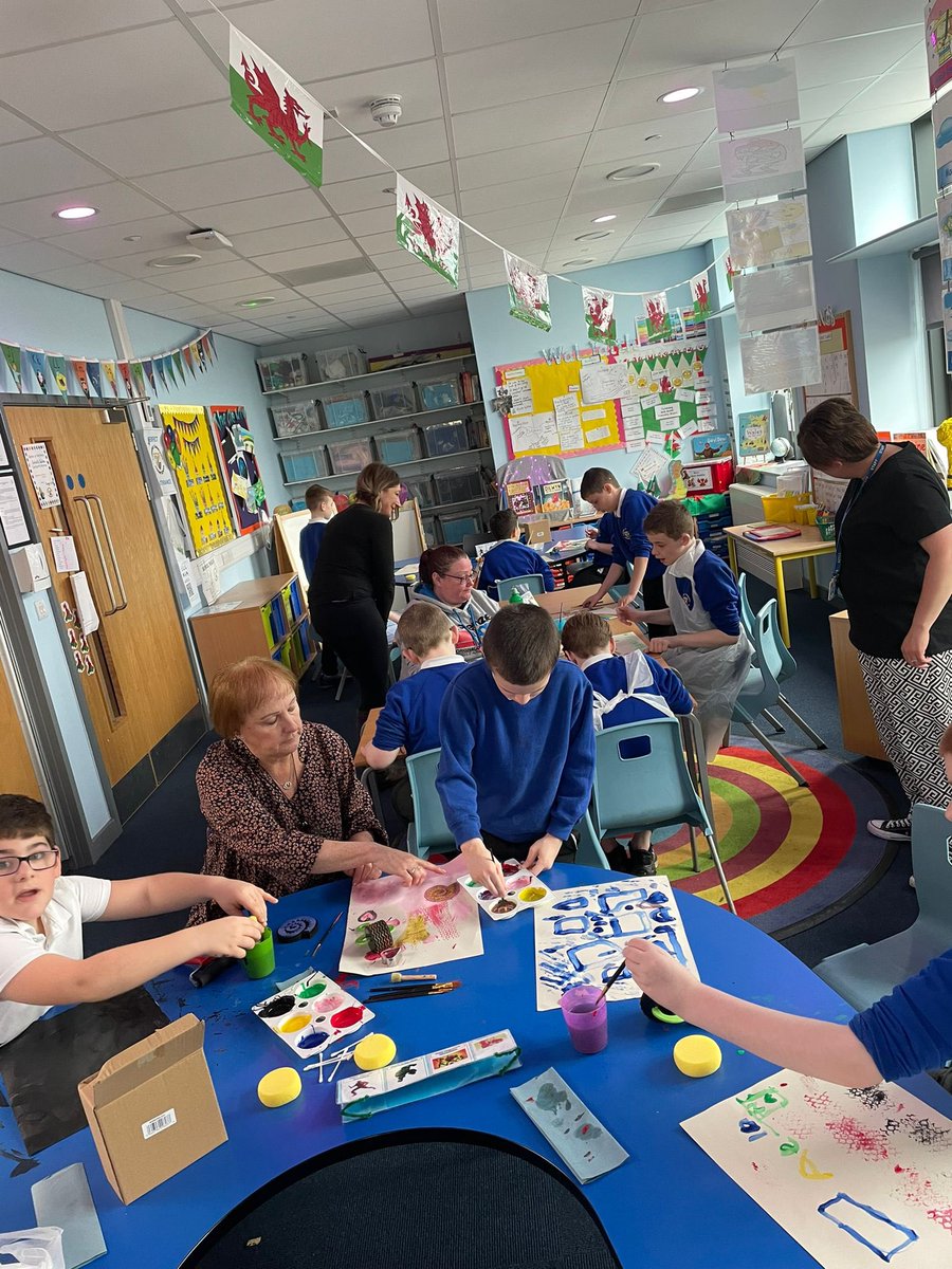 GwenfroS's tweet photo. Dosbarth Rhuthun have had an amazing day working on their art skills with @ArtLargeys #inspired #TeamGwenfro #LocalCurriculum #expressivearts @WG_Education @GCynradd https://t.co/99KKlq6Oma