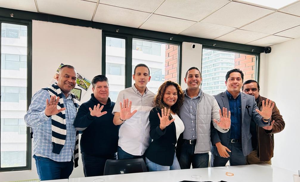RC5Esmeraldas's tweet photo. Por un nuevo proceso que se avecina los actores políticos de la Revolución Ciudadana RC5 Esmeraldas fusionan para este nuevo momento.
Reunión con la Directora Provincial de RC5 Esmeraldas Abg. Janeth Bustos Salazar, el Asambleístas @Lenin Lara y su equipo político.#LeninLara https://t.co/ZYVVxMKi41
