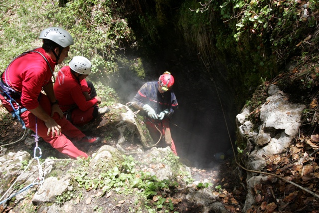 Retour en 2005 avec la mise en oeuvre de la potence #Paillardet lors d'un spéléo-secours dans le #Vercors