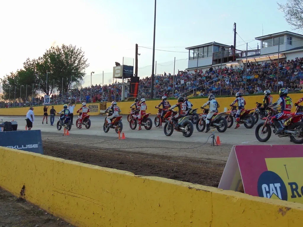 RoadDirtTV's tweet image. Racing handlebar to handlebar, wide open on mile, half-mile, short track ovals and TT courses, flat track is as close to an original form of closed-course motorcycle racing as one can experience.

Read more 👉 lttr.ai/AAwK2

#AmericanFlatTrack #Flattrackracing