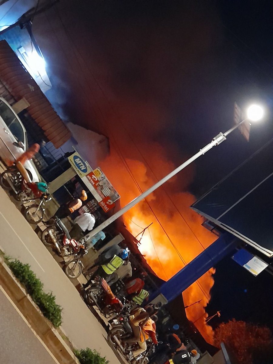 bbstvug's tweet photo. #Agakaggwawo | Omuliro ogutanategeerekeka kweguvudde gukutte enkambi ya @PoliceUg  esangibwa e Ntinda mu Kampala ng’ebintu bya bukade nabukadde byebisaanyeewo. Ebisingawo birinde mu mawulire gaffe  #BBSGambuuze #BBSAgeesigika #BBSKATI https://t.co/VRrZLef7PA