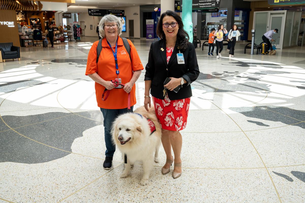 iah's tweet photo. We appreciate the time our volunteer dog handlers spend with us each week. They're why we have so many great opportunities to pet dogs at the terminals.

Thank you #IAHTherapyDogs team!

#NationalVolunteerWeek https://t.co/t3amlsM07j