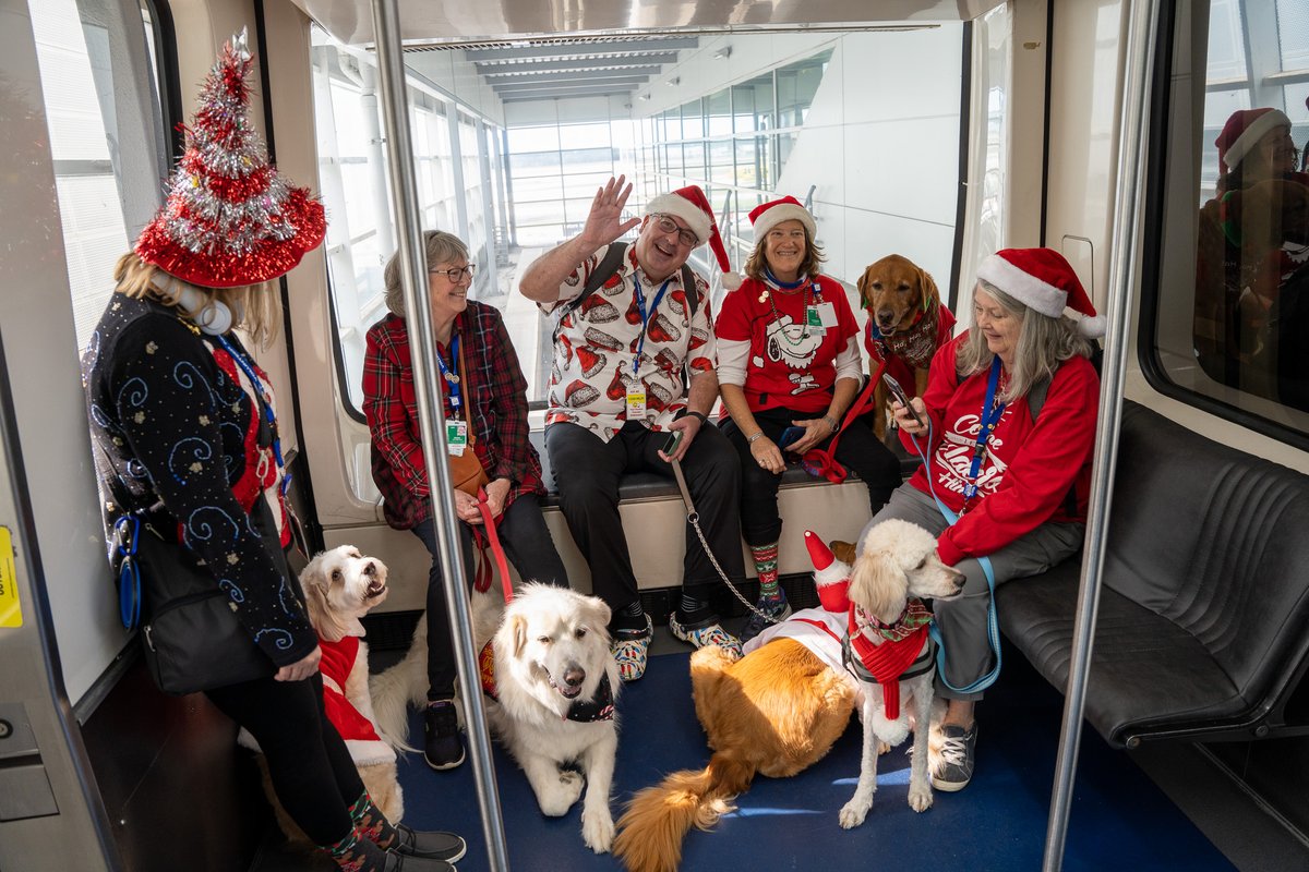 iah's tweet photo. We appreciate the time our volunteer dog handlers spend with us each week. They're why we have so many great opportunities to pet dogs at the terminals.

Thank you #IAHTherapyDogs team!

#NationalVolunteerWeek https://t.co/t3amlsM07j