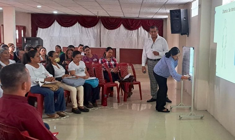 EducacionZ5_Ec's tweet photo. ¡Capacitamos a  nuestros directivos! 

Nuestros Asesores Educativos instruyen sobre las herramientas para la construcción de los instrumentos de gestión escolar “Colmena”. En diferentes cantones de la Zona se realizan estas capacitaciones.
#ExcelenciaEnEducación https://t.co/W5gOJitheu