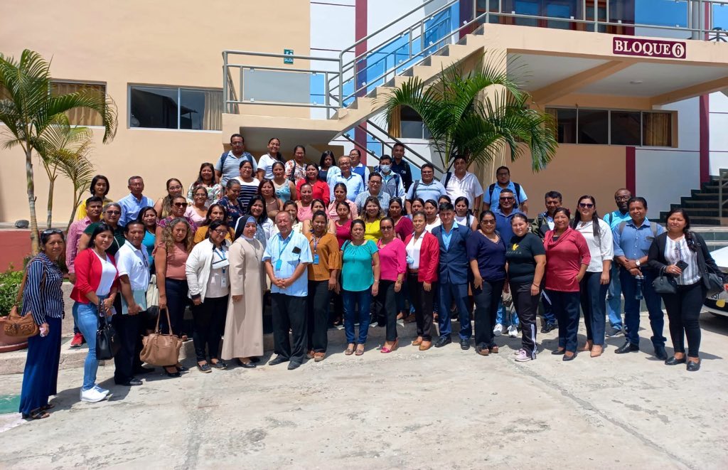 EducacionZ5_Ec's tweet photo. ¡Capacitamos a  nuestros directivos! 

Nuestros Asesores Educativos instruyen sobre las herramientas para la construcción de los instrumentos de gestión escolar “Colmena”. En diferentes cantones de la Zona se realizan estas capacitaciones.
#ExcelenciaEnEducación https://t.co/W5gOJitheu