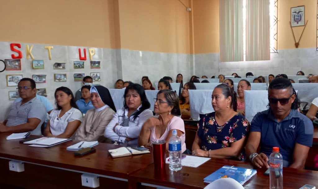 EducacionZ5_Ec's tweet photo. ¡Capacitamos a  nuestros directivos! 

Nuestros Asesores Educativos instruyen sobre las herramientas para la construcción de los instrumentos de gestión escolar “Colmena”. En diferentes cantones de la Zona se realizan estas capacitaciones.
#ExcelenciaEnEducación https://t.co/W5gOJitheu