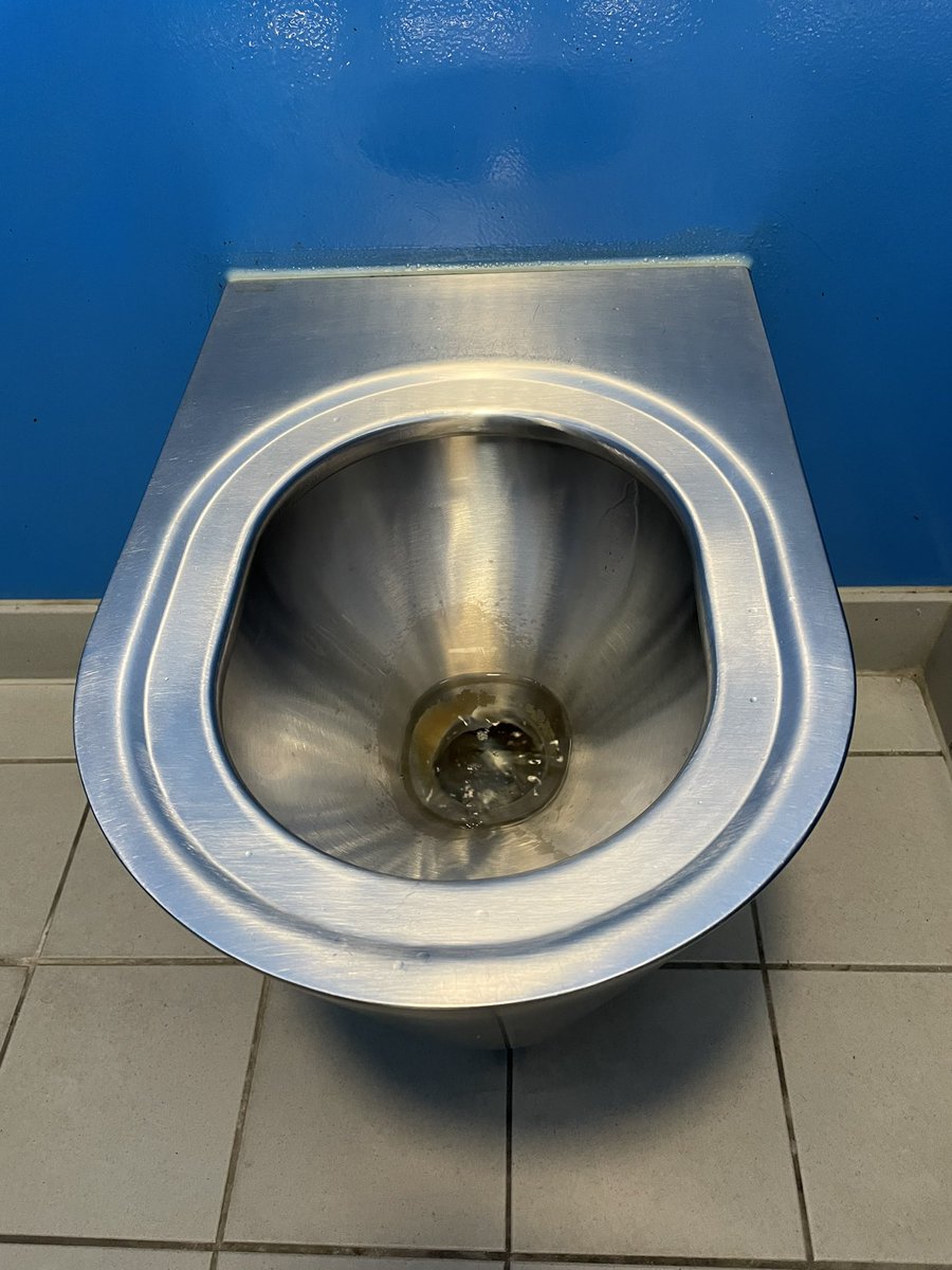 catch0605's tweet photo. ヨーロッパのトイレ事情

1部に便座がない💦

#便座がない https://t.co/xISoziG3mc