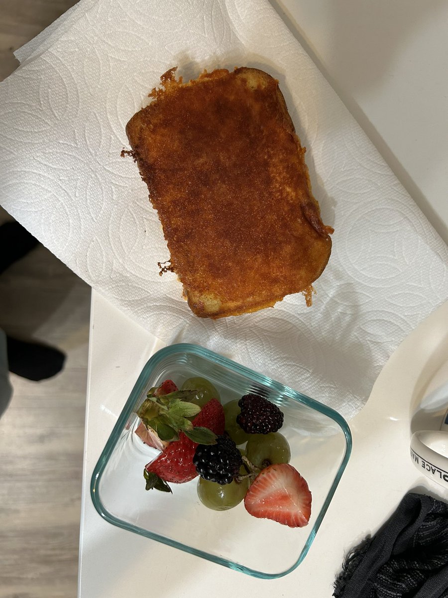 mukjay_'s tweet photo. Grilled cheese and fruit for lunch! https://t.co/9ZllbtCy6X