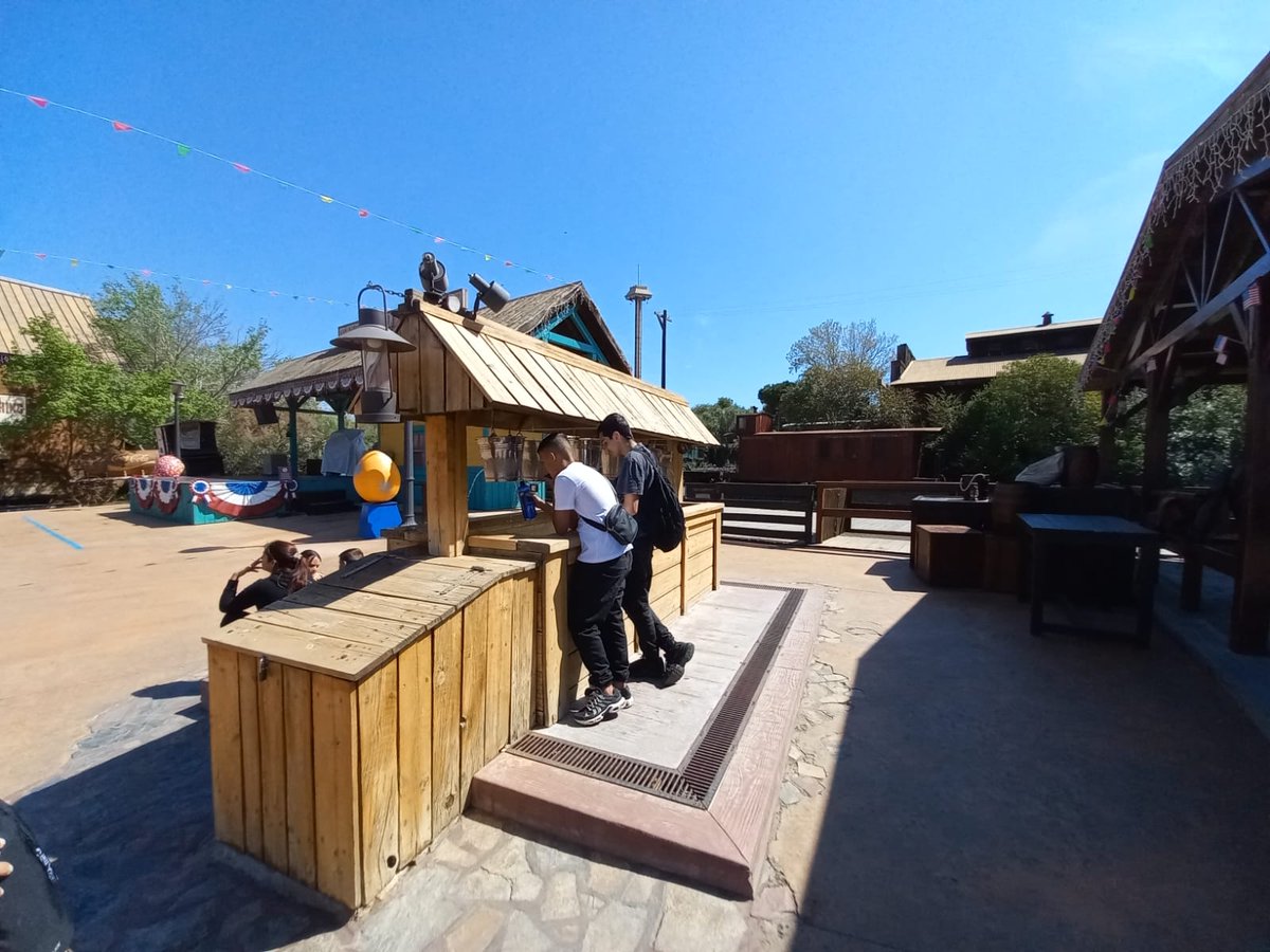 IESLomoH's tweet image. Segunda jornada en @Portaventura_ES 

#IESLomodeLaHerradura #Viaje #Cuarto