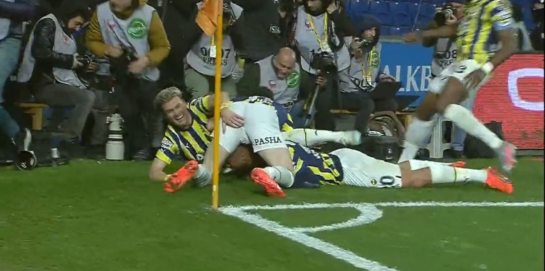 Gümbürtüye gitmesin Alioski gol sevinci ayağına Mert Hakan'a kalite kontrol yapıyor hee 🤣