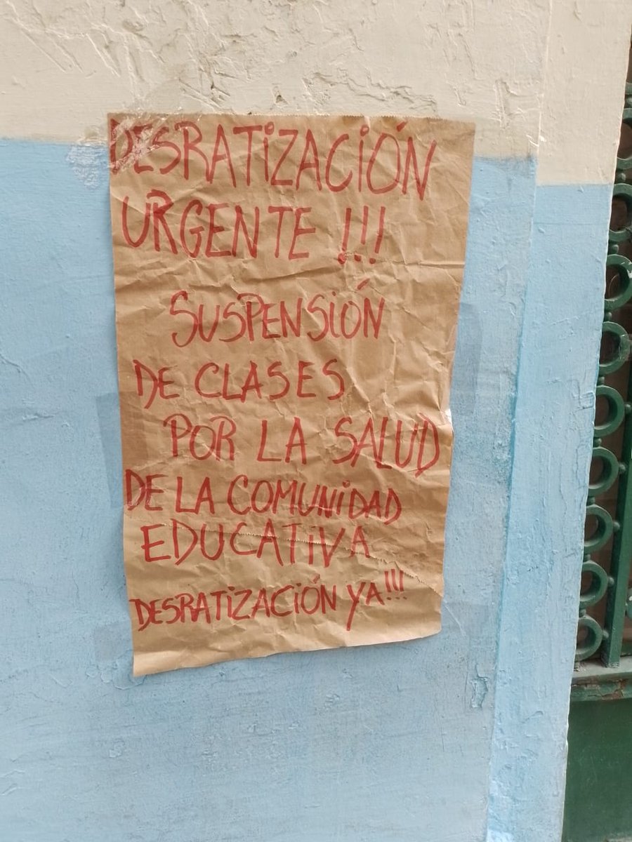 AdemysPrensa's tweet photo. ⚠️ *Ratas en el Comercial 19*
❗Nuevamente, como en tantas escuelas, la docencia tiene que organizarse para exigir algo tan básico como no convivir con ratas dentro de las instituciones escolares, dado que esto evidentemente puede afectar la salud de estudiantes y trabajadorxs. https://t.co/bKYO0f3u6u
