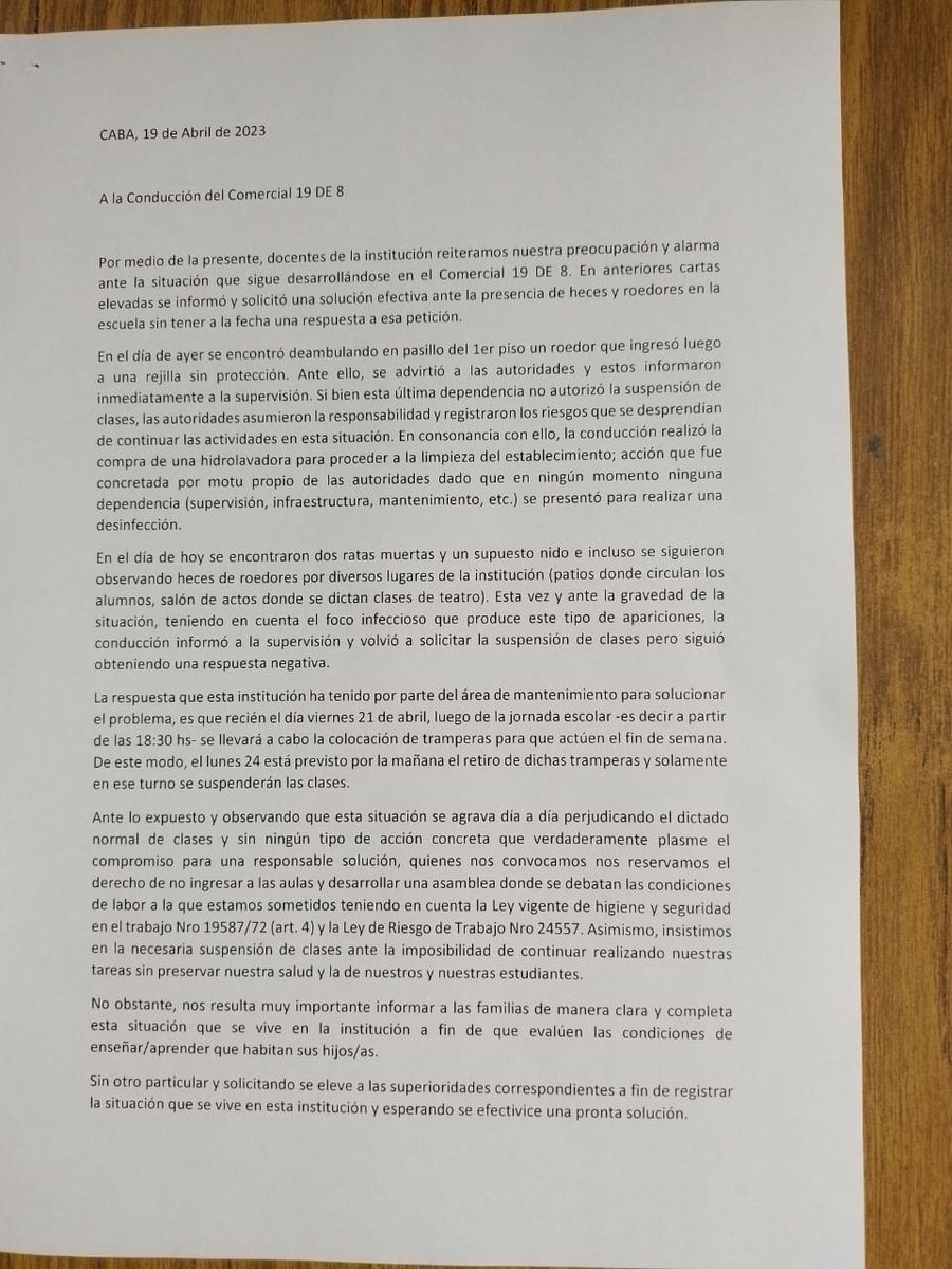AdemysPrensa's tweet photo. ⚠️ *Ratas en el Comercial 19*
❗Nuevamente, como en tantas escuelas, la docencia tiene que organizarse para exigir algo tan básico como no convivir con ratas dentro de las instituciones escolares, dado que esto evidentemente puede afectar la salud de estudiantes y trabajadorxs. https://t.co/bKYO0f3u6u