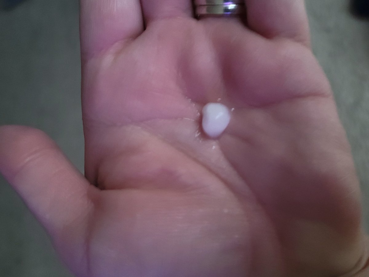 bearsnuggler1's tweet photo. @NWSMilwaukee pea/marble-sized hail in Watertown https://t.co/wQUFrbQ3ej