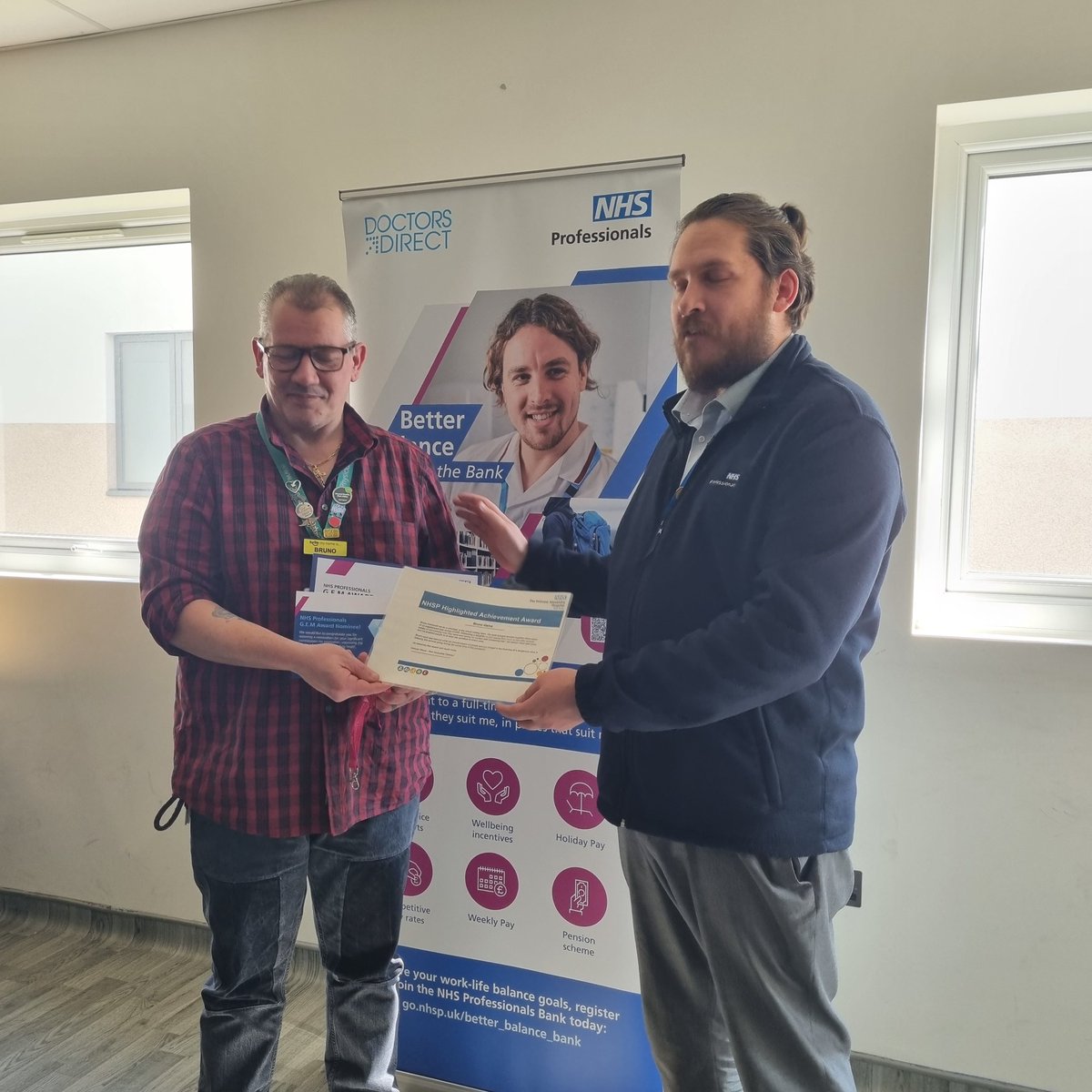 philhaslehurst's tweet photo. #nhsp #achieve Superb @BrunoGama74!  A high achievement award from CEO #nhsp for your outstanding contribution to voluntary services - enabling the team to enhance patient and family care @NHSHarlow @nhs_shahid @PahVolunteers https://t.co/oXMMjx2Min
