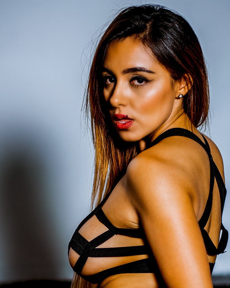 GaudyPhoto's tweet photo. Descubre tu lado más sensual con una sesión de fotos boudoir o fitness. En Gaudy Boudoir sabemos como hacer que luzcas tu verdadera belleza.
#sesiondefotos
#sesionboudoir
#boudoir
#fitnessphoto https://t.co/XqSLDoaiEI