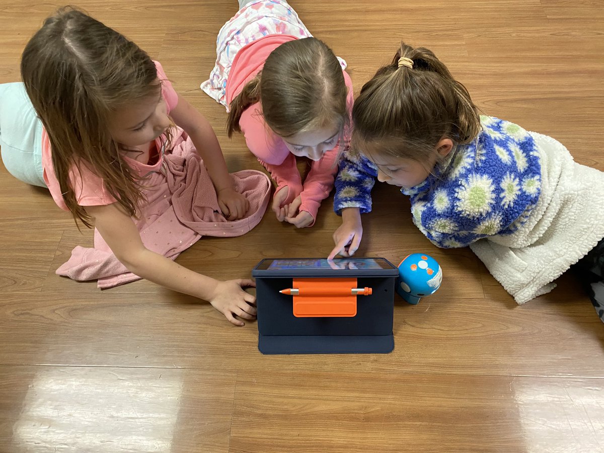 Today <a href="/MrsVpeirce/">Victoria Peirce</a> class explored our robots dot. #LFmoments