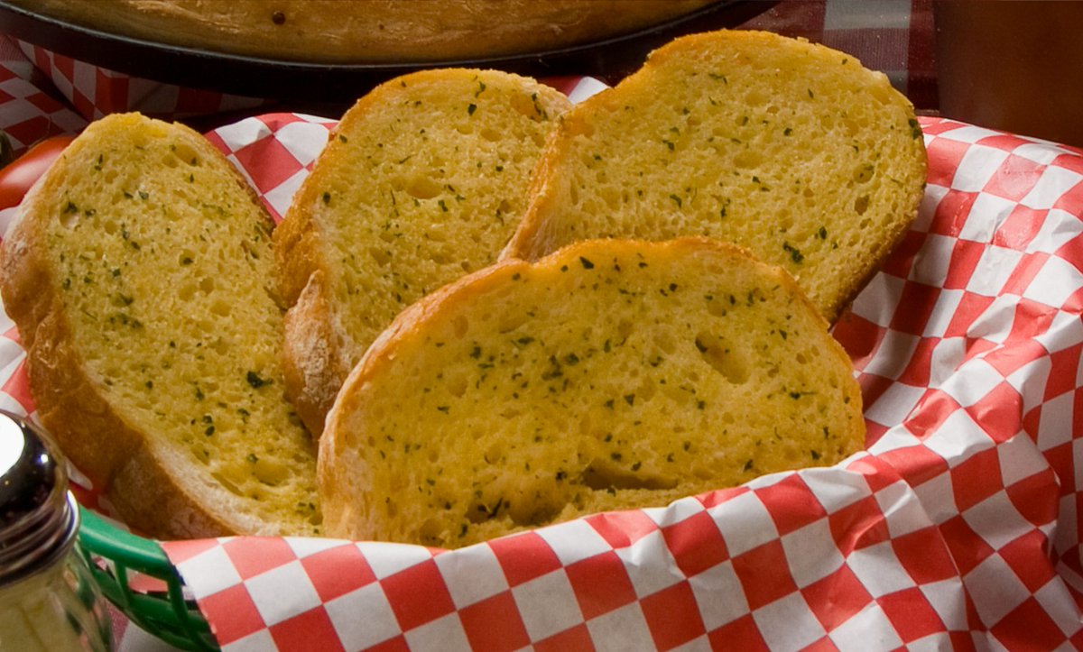 OrlandosItalian's tweet photo. #NationalGarlicDay could only mean one thing at Orlando's...βGARLIC BREADβ Celebrate today by eating #ALubbockOriginal, our Garlic Bread. π€€π₯ #TexItalian #ALittleItalianALottaFun #SupportLocal https://t.co/Nnu8AfYFVa