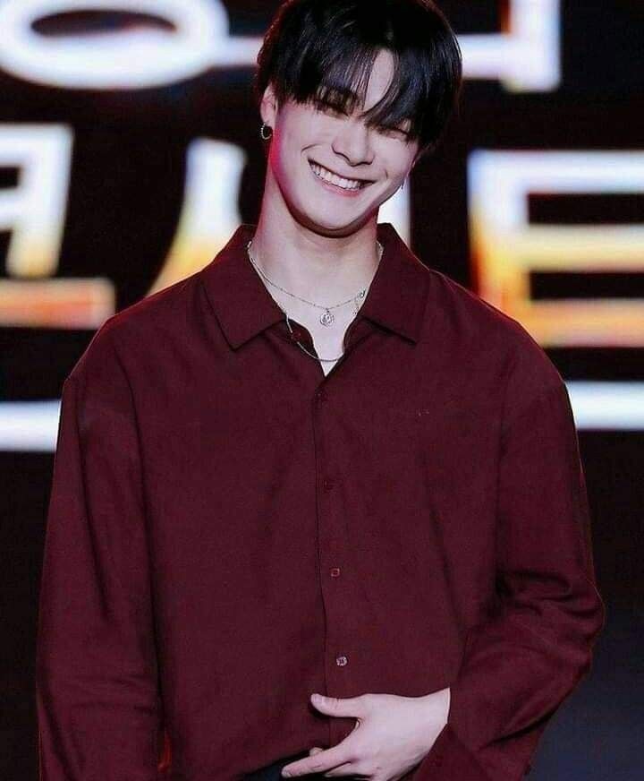 Mierda08's tweet photo. I find it very hard to like kpop at days like this. 

I might love an Idol &amp; support him thinking he's happy, just to find out that he was not okay &amp; lose him all of a sudden. Like that.

No warnings. No goodbyes. Nothing. Forever.

Goodbye #JONGHYUN #MOONBIN ♡ https://t.co/q5bCjTgYvJ