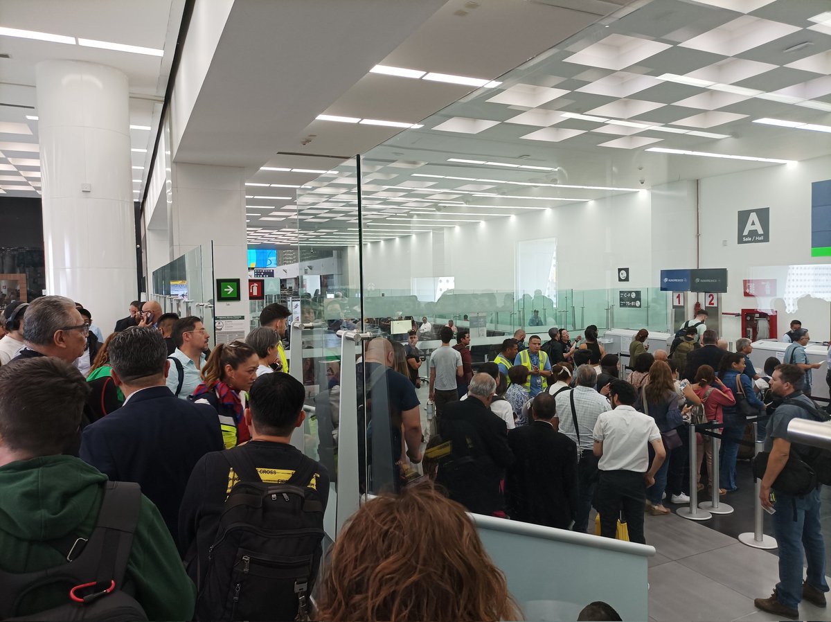DR_CHACEK's tweet photo. @Aeromexico Simplemente desmadre total en su organización Sala A Amontonado todo mundo vuelos Guadalajara y Monterrey Y no hay un anuncio  en esta central avionera https://t.co/s7YuBQrluz