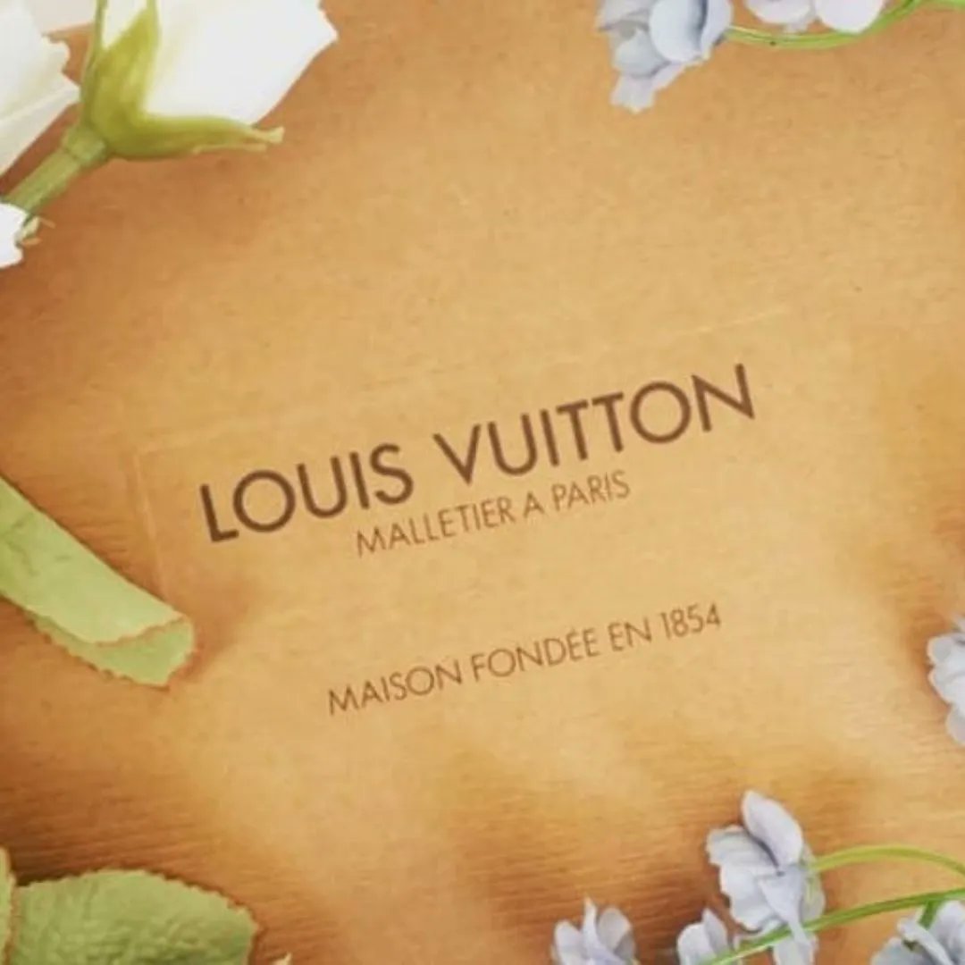 TELASDIVINAS's tweet photo. LOUIS VUITTON: UNA MARCA CON UNA HISTORIA DE CASI 170 AÑOS 

Louis Vuitton es una de las marcas de moda más reconocidas del mundo.
.
🖤🖤🖤🖤
.
#telasdivinas #elencantodelahabana #costura #desfiledemoda⠀⠀⠀
#telasoriginales #modistofrances #altacostura #louisvuitton #diseñador https://t.co/3a0yvVAvKS