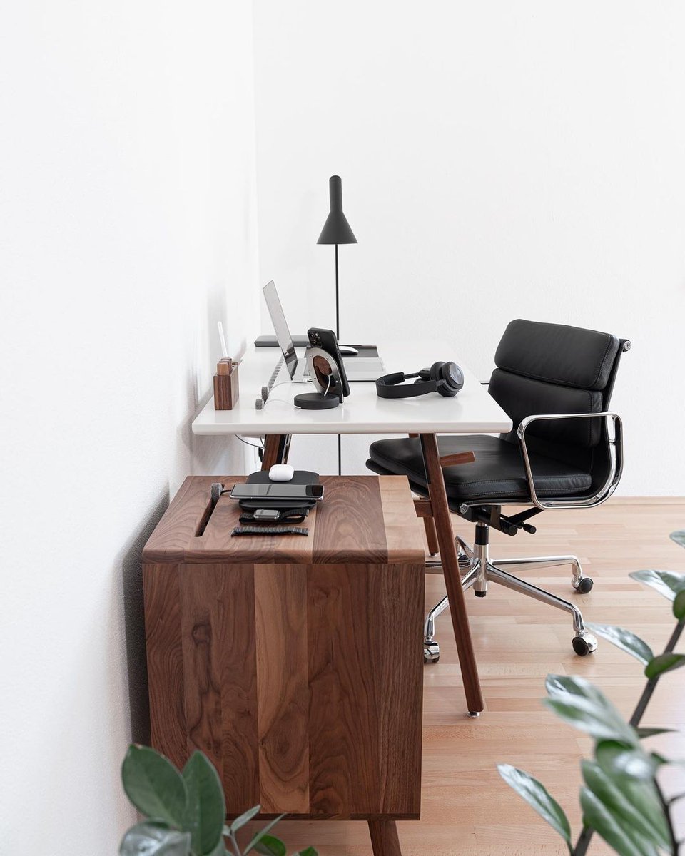 Giftideamen's tweet photo. Wish you a nice week! And if you missed my Cable Management How To Post, there you go💡

#rampow #IGPowerpro #charger #perfectdesk #desksetup #walnut #ipadpro #ipadpro12 #macbookpro #macbookpro16 #airpodspro #deskgoals #minimalist #design #headphones https://t.co/H80L2qAdZG