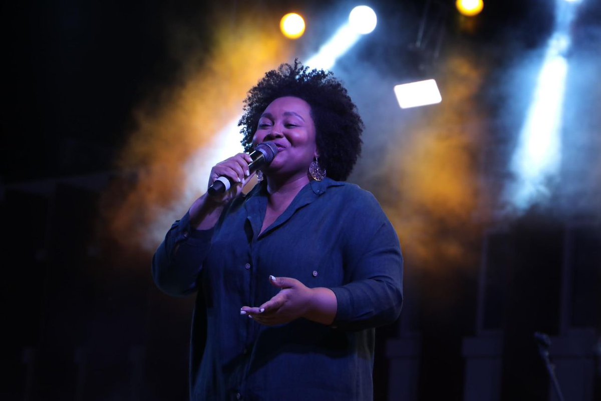 "Ainda um cà oiá lugar na mund
Paraise igual cma aguarela
Nôs mar azul, cima passarela
De pescador má marinhêr
Valent, forte, e lutador
Mim ê dod na bô Cabverde"
youtu.be/4nYH0ielqi0
<a href="/Lucibela_cv/">Lucibela</a> 
#caboverde #krioljazzfestival <a href="/VoyagesAfriq/">#VoyagesAfriq</a> <a href="/AbeikuSantana/">AbeikuSantana</a>