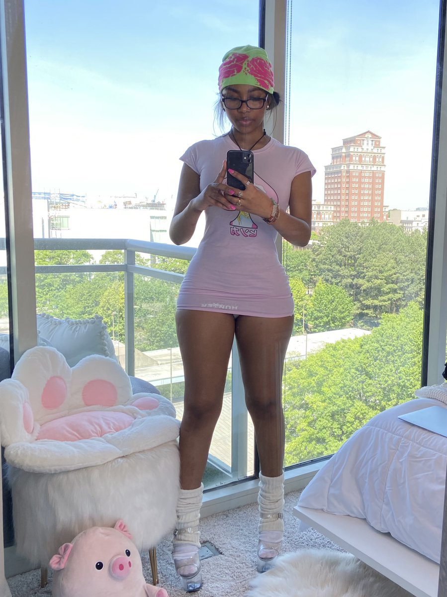 1sisxo's tweet photo. itty bitty piggy https://t.co/7WpBMV8oWB