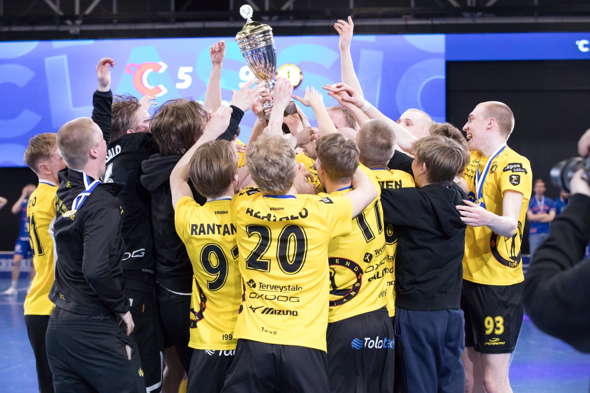 Salibandyn P22 SM-sarja kaudella 2022-2023: kultaa Indians, hopeaa Classic. Paljon lisäkuvia ratkaisevasta kolmannesta finaalista tulossa vielä illan aikana tänne:
salibandyliitto.kuvat.fi/kuvat/Juniorit…
#salibandy <a href="/scclassic/">SC Classic</a> <a href="/WestendIndians/">Westend Indians</a> <a href="/Salibandyfi/">Salibandy.fi</a> <a href="/paakallofi/">Pääkallo.fi</a>