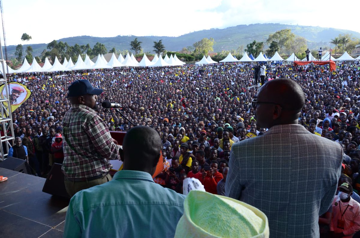 kamukamafredie's tweet image. Gen Muhoozi Kainerugaba @mkainerugaba arrival in Kabale for border opening thanking giving and birthday celebrations, Afande was welcomed by 7millions people. Thank you Kabale. Long Live Gen MK, Long Live East Africa. #RukundoEgumeho #Mkat