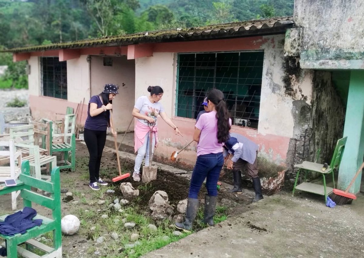 EducacionZ5_Ec's tweet photo. En #Caluma, nuestros niños y niñas de diferentes Escuelas de Educación Básica se benefician con mingas de limpieza. Docentes y padres de familia voluntarios adecuaron los diferentes espacios de las instituciones educativas.
#MingaPorLaEducación https://t.co/xih1fqzhCN