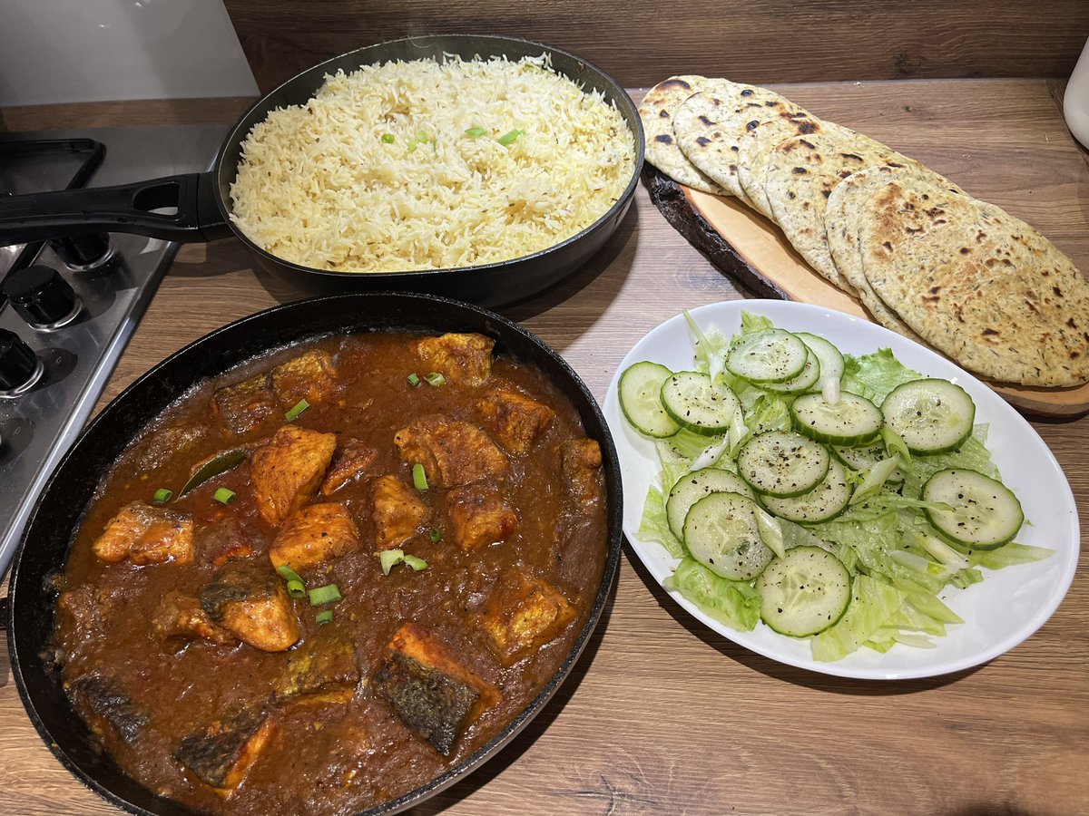 pardeep19922328's tweet photo. Wednesday food be like Fish Curry 🍛 served with Cumin and cardamom Rice, Naan bread & salad 🥗 #cookwithme #FoodieBeauty #curry #rice #fishcurry #yumyum #foodfever #goodfoodvibes 🔥#salmon #naanbread https://t.co/YshEjAzeNj