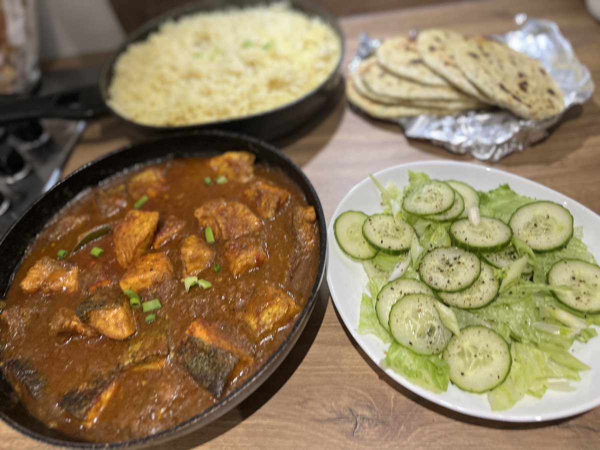 pardeep19922328's tweet photo. Wednesday food be like Fish Curry 🍛 served with Cumin and cardamom Rice, Naan bread & salad 🥗 #cookwithme #FoodieBeauty #curry #rice #fishcurry #yumyum #foodfever #goodfoodvibes 🔥#salmon #naanbread https://t.co/YshEjAzeNj