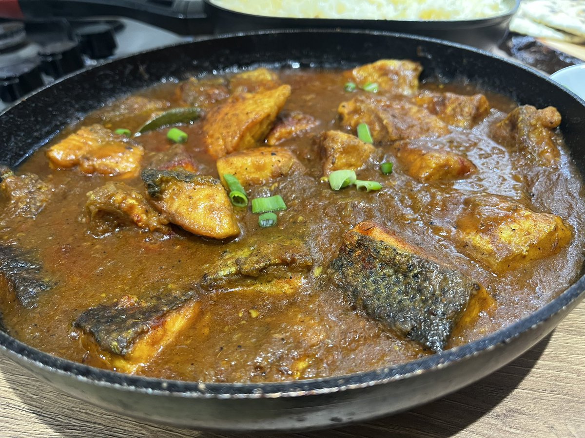 pardeep19922328's tweet photo. Wednesday food be like Fish Curry 🍛 served with Cumin and cardamom Rice, Naan bread & salad 🥗 #cookwithme #FoodieBeauty #curry #rice #fishcurry #yumyum #foodfever #goodfoodvibes 🔥#salmon #naanbread https://t.co/YshEjAzeNj