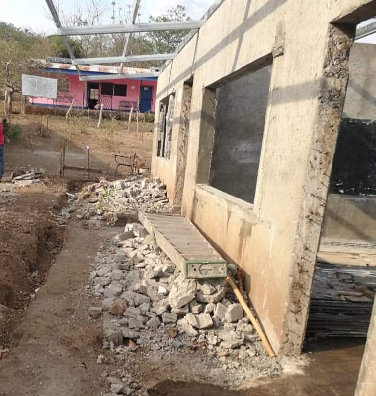 huella_sandinis's tweet photo. Avance de la Rehabilitación de 2 Aulas de Clase.
Lo cual garantizaran espacios dignos para los Estudiantes de Secundaria en el Campo del Centro Educativo Gabino Gainza en el Municipio de Comalapa, Chontales 
#UnidosEnVictorías
#LaPazNuestraVictoria
@Vladimirtzo @2_Flores2 https://t.co/gYJ4MGoPPT