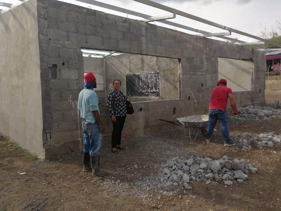 Avance de la Rehabilitación de 2 Aulas de Clase.
Lo cual garantizaran espacios dignos para los Estudiantes de Secundaria en el Campo del Centro Educativo Gabino Gainza en el Municipio de Comalapa, Chontales 
#UnidosEnVictorías
#LaPazNuestraVictoria
@Vladimirtzo <a href="/2_Flores2/">2_𝕱𝖑𝖔𝖗𝖊𝖘2</a>