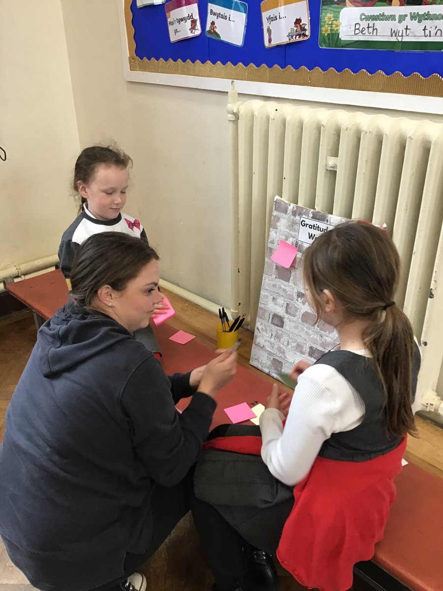 beyoutoblossom's tweet image. Some snaps from today’s #familylearning @YsgolEstyn session. Thank you to all the family members and volunteers who came to learn about the droplets #wellbeingprogramme &amp;amp; enjoy/lead activities for the children. I’ll make a video soon 🌈 #rsecurriculumforwales @McmullanMrs