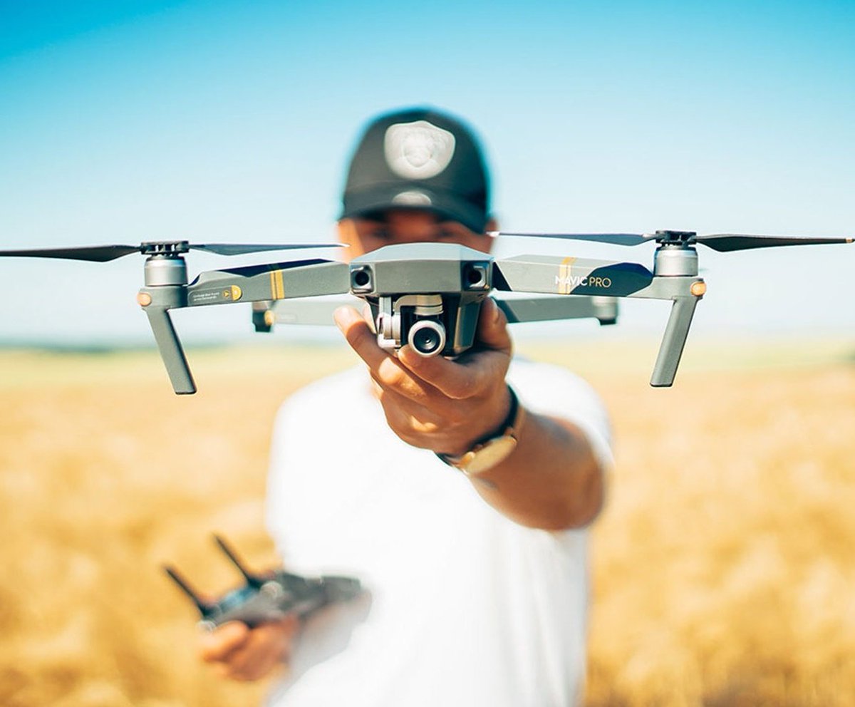 Maipi's tweet image. He querido desde siempre poder volar drones como cuando en mi infancia (eso fue ahorita) volaba capuchines de papel. 
#DominicanaInnova2023
#DroneTech2023

Antes  |||||||||||||||||||||||||||| Ahora