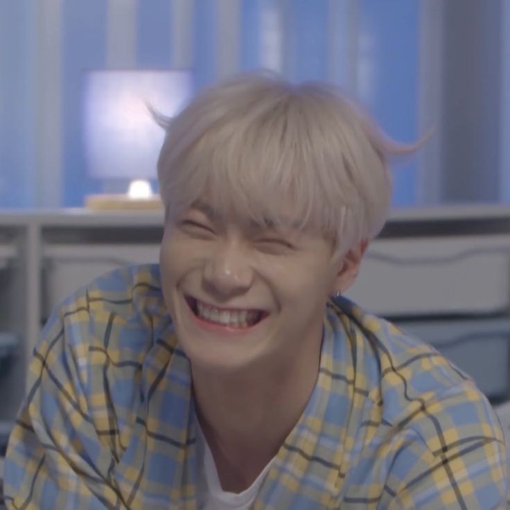 Martta_2001's tweet image. نمیتونم باور کنم که دیگه نیستی...دیگه این چهره مهربونت رو قرار نیست ببینیم ‌...دیگه لبخندای قشنگ برای همیشه محو شدن:)
برای همیشه آروم بخواب پسرک شیرین :)🖤🕊
#MOONBIN
#ASTRO