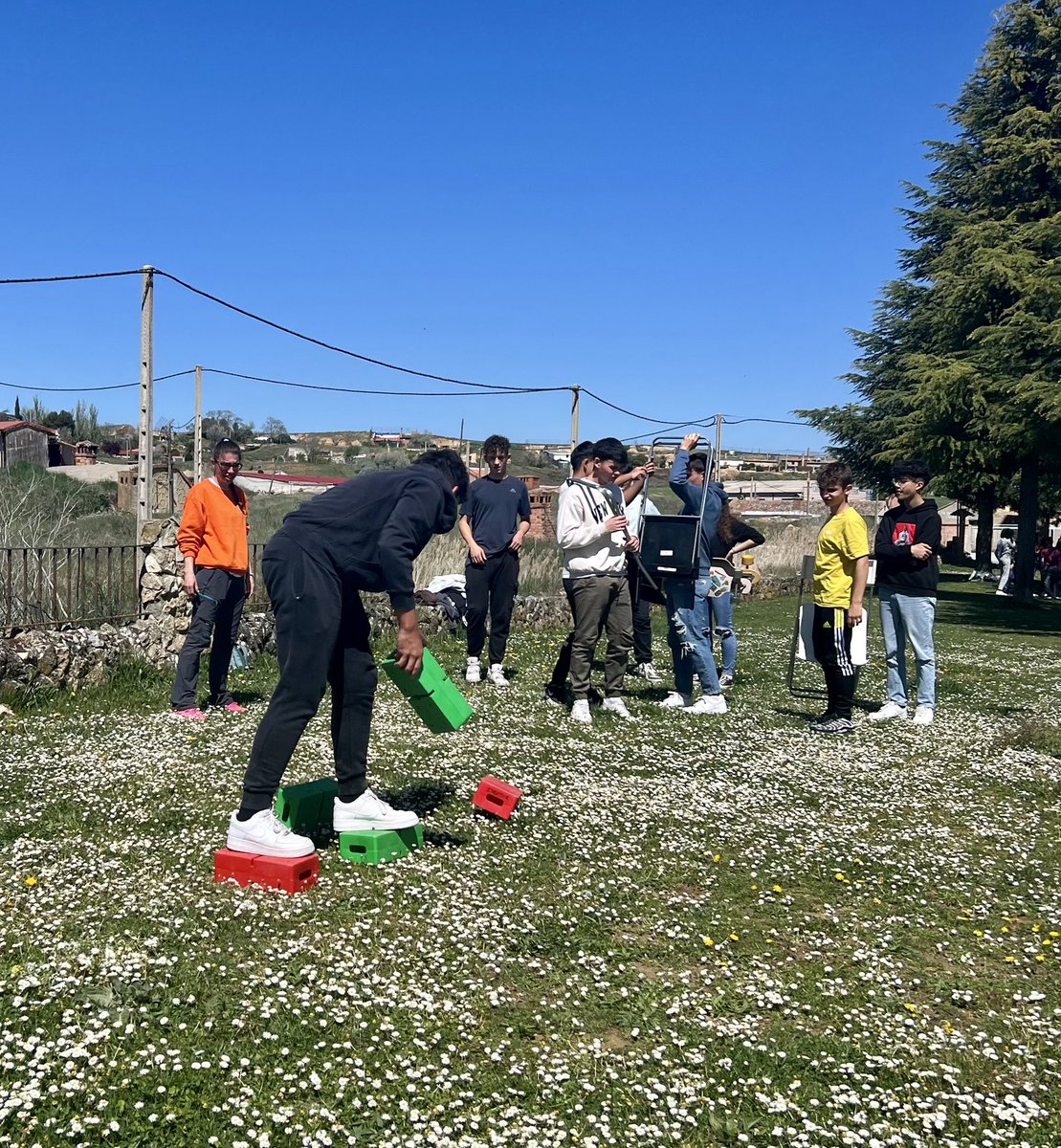iesrecesvinto's tweet photo. … y realizar un yinkana. Muchísimas gracias al Ayuntamiento de Villamuriel por la organización! #iesrecesvinto #aulario #VentadeBaños #Dueñas #VillamurieldeCerrato #Palencia #ESO #GeografíaeHistoria https://t.co/M4df16fhnv