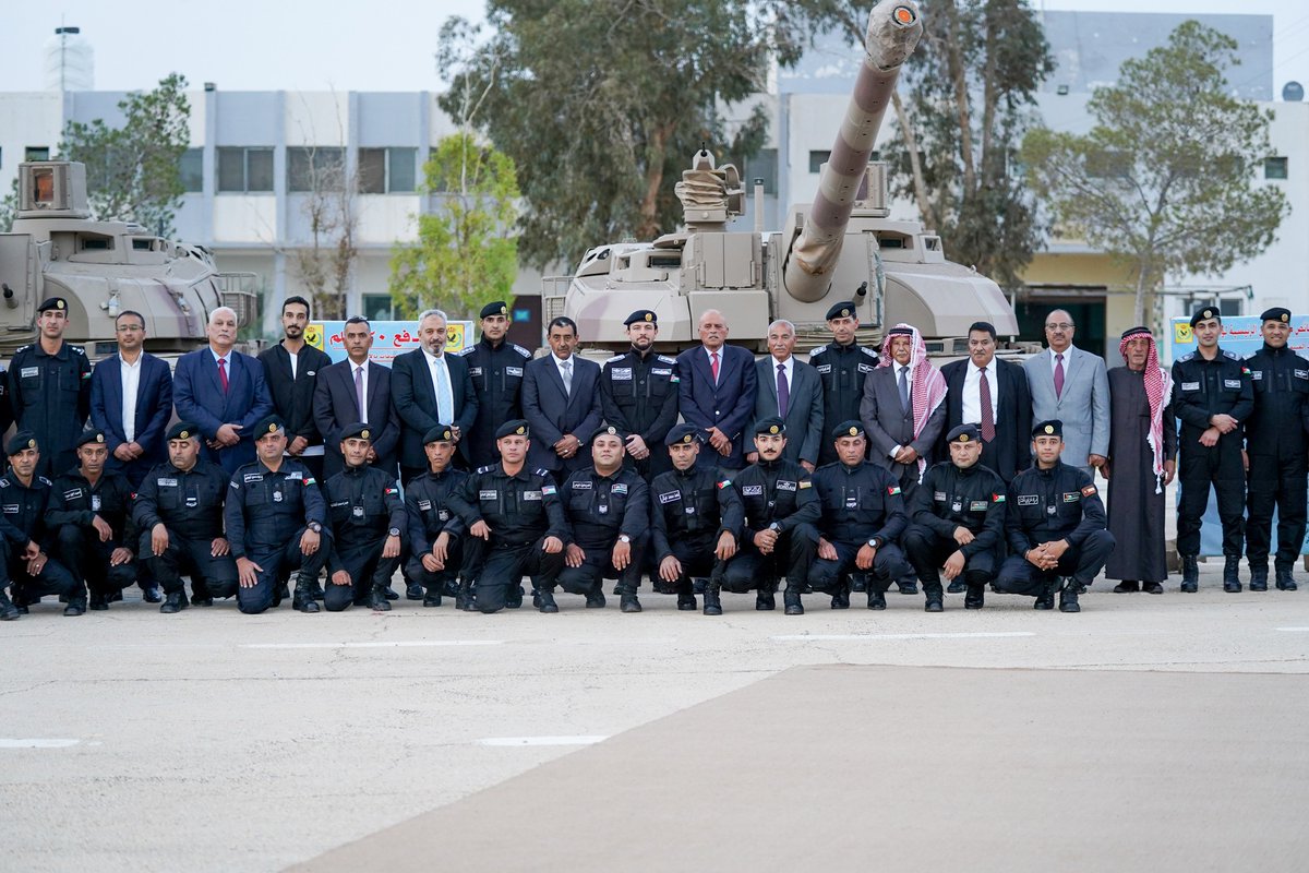 Urdoni's tweet photo. سمو الأمير الحسين بن عبدالله الثاني، ولي العهد، يشارك مرتبات كتيبة المدرعات/٢ الملكية، إحدى وحدات المنطقة العسكرية الوسطى، مأدبة الإفطار، بحضور قادة الكتيبة المتقاعدين
#الأردن #أردني #Urdoni https://t.co/f1DDRWIN1R