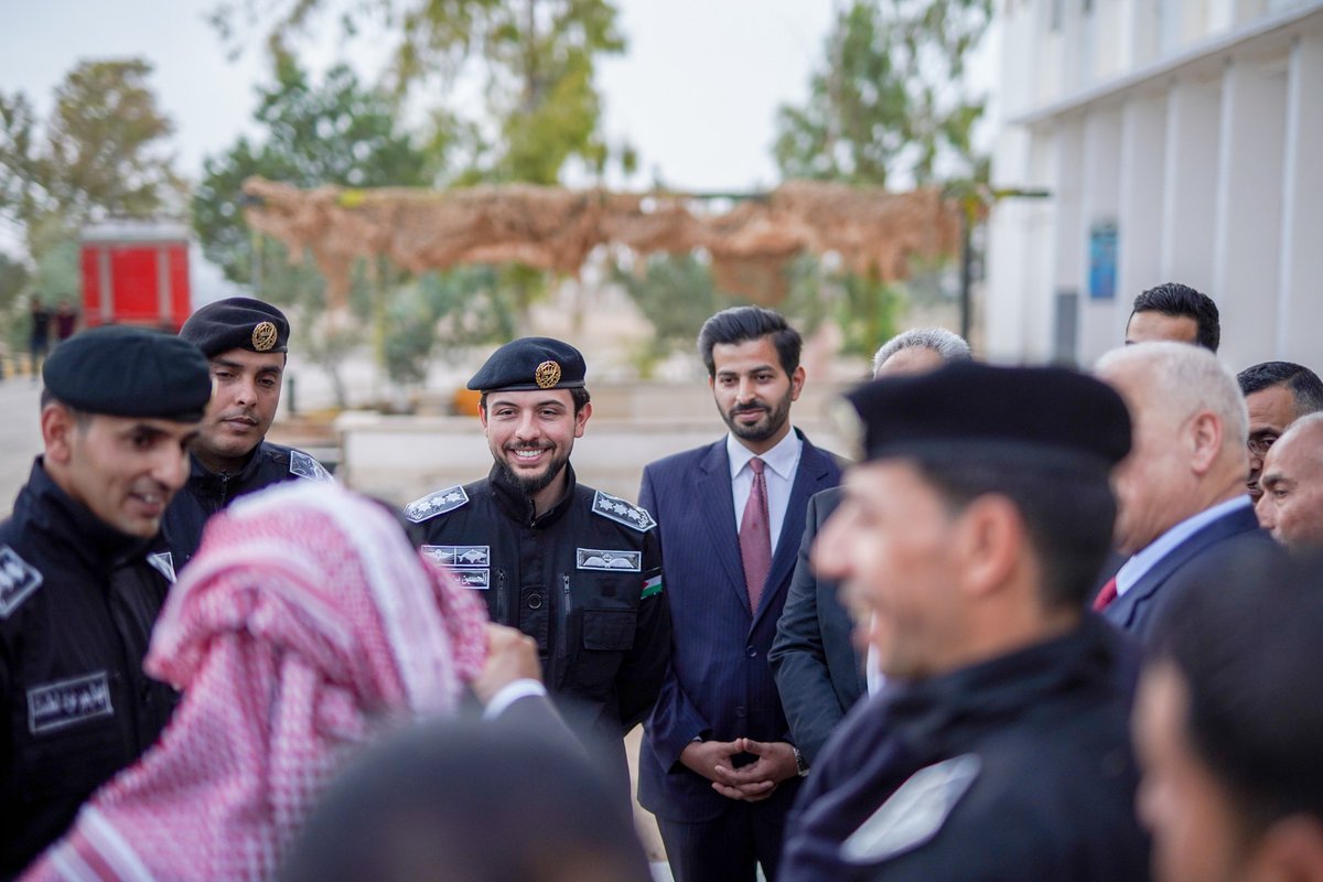 Urdoni's tweet photo. سمو الأمير الحسين بن عبدالله الثاني، ولي العهد، يشارك مرتبات كتيبة المدرعات/٢ الملكية، إحدى وحدات المنطقة العسكرية الوسطى، مأدبة الإفطار، بحضور قادة الكتيبة المتقاعدين
#الأردن #أردني #Urdoni https://t.co/f1DDRWIN1R