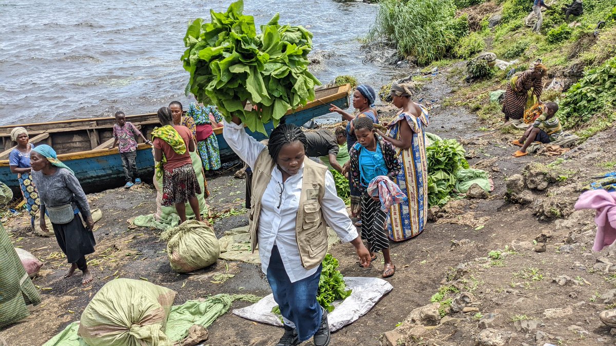 IsabellePendez's tweet photo. Sensibiliser les femmes déplacées du camp de déplacés de bulengo a été au centre de nos d'échanges.
Faisant face aux difficultés, elles demandent un retour sécurisé et durable dans leurs zones.
Notre sensibilisation a consisté sur la cohabitation pacifique et la cohésion sociale https://t.co/fXnQXV9kZH