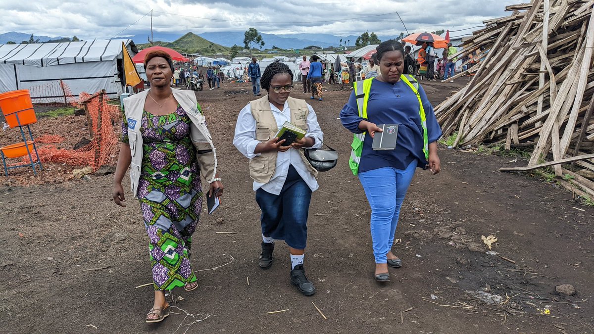 IsabellePendez's tweet photo. Sensibiliser les femmes déplacées du camp de déplacés de bulengo a été au centre de nos d'échanges.
Faisant face aux difficultés, elles demandent un retour sécurisé et durable dans leurs zones.
Notre sensibilisation a consisté sur la cohabitation pacifique et la cohésion sociale https://t.co/fXnQXV9kZH