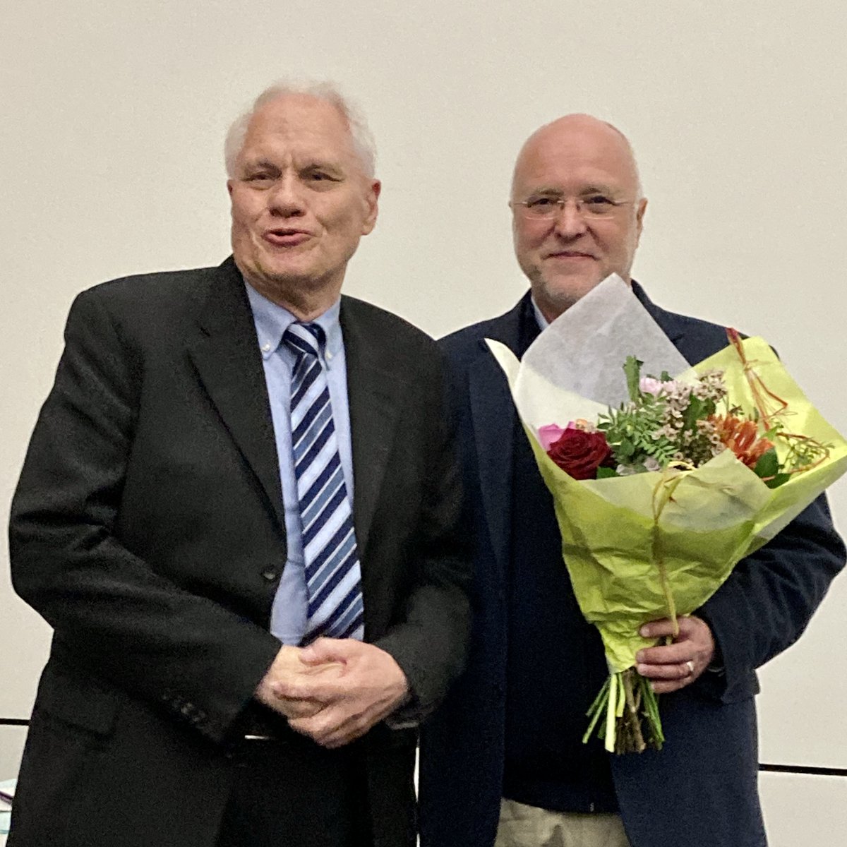 Auf der 182. Ordentlichen Mitgliederversammlung des <a href="/vfhg_de/">Verein für Hamburgische Geschichte</a> wurde Franklin Kopitzsch (l.) zum neuen Vorsitzenden gewählt. Der bisherige Vorsitzende Rainer Nicolaysen erhielt für seinen Einsatz in drei Amtszeiten und zwölf Jahren „standing ovations“.
#HamburgischeGeschichte