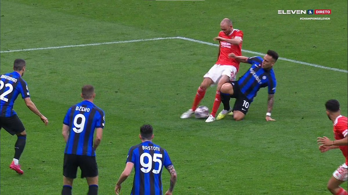 ESCÂNDALO. 

A UEFA MAFIA quer derby de Milão na meia-final. Que roubo.