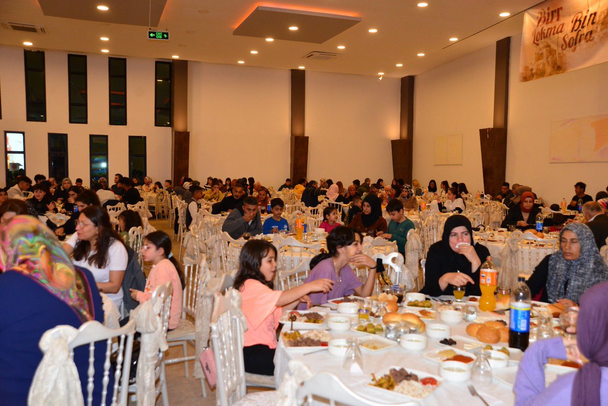 VakiflarGM's tweet photo. Hatay, Kütahya ve Şırnak'taki iftar sofralarımızda vakıf dostlarımızla bir arada olduk.

@HatayVakiflar 
@Vakiflarkutahya 
@BitlisVakiflar https://t.co/4jwwL413PC