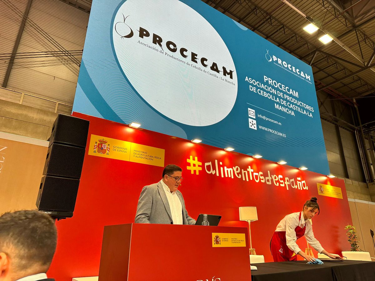 PROCECAM1's tweet photo. Gran Jornada hoy en la presentación de la IGP Cebolla de La Mancha en el stand de @mapagob en el Salón Gourmet de @IFEMA gracias a @campoyalmaCLM y gracias a @fmartinezarroyo por apoyarnos! Un placer presentar la Cebolla Más Grande del Mundo! #IGPCebolladeLaMancha https://t.co/mSVIfIiEeH