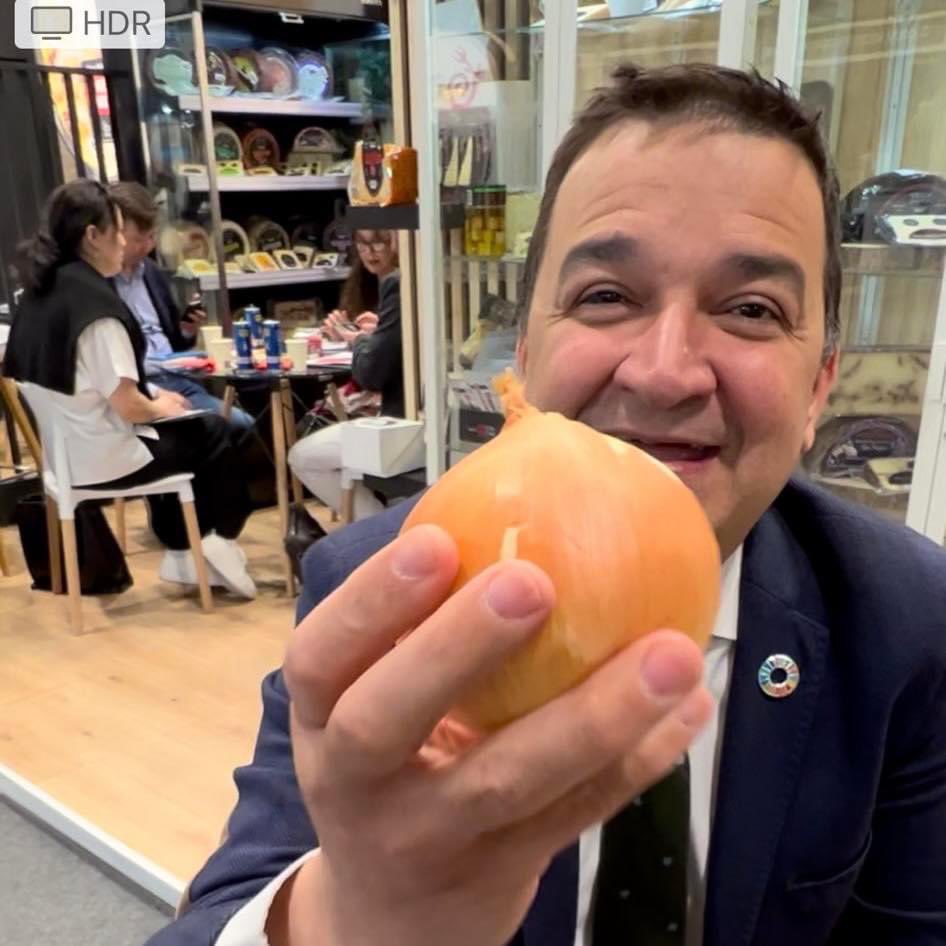 PROCECAM1's tweet photo. Gran Jornada hoy en la presentación de la IGP Cebolla de La Mancha en el stand de @mapagob en el Salón Gourmet de @IFEMA gracias a @campoyalmaCLM y gracias a @fmartinezarroyo por apoyarnos! Un placer presentar la Cebolla Más Grande del Mundo! #IGPCebolladeLaMancha https://t.co/mSVIfIiEeH