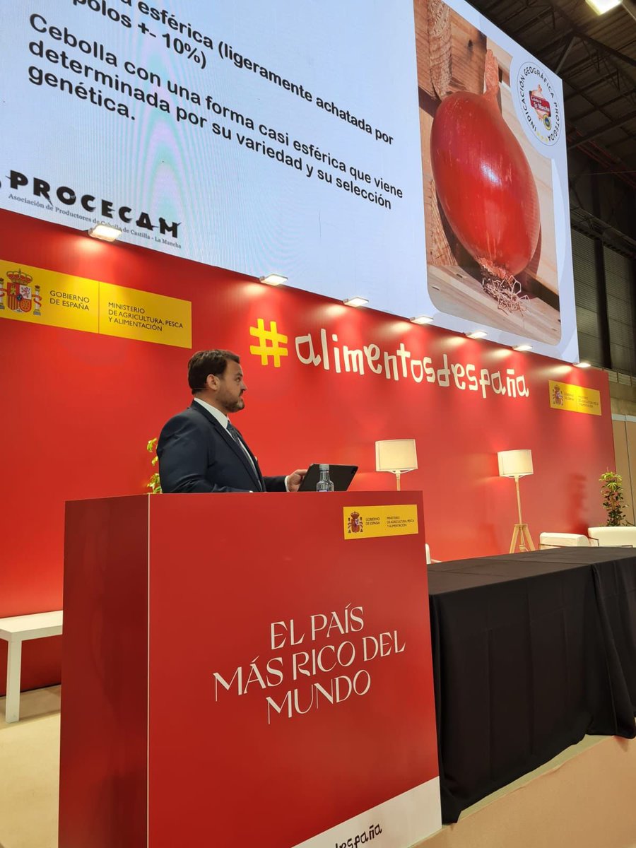 PROCECAM1's tweet photo. Gran Jornada hoy en la presentación de la IGP Cebolla de La Mancha en el stand de @mapagob en el Salón Gourmet de @IFEMA gracias a @campoyalmaCLM y gracias a @fmartinezarroyo por apoyarnos! Un placer presentar la Cebolla Más Grande del Mundo! #IGPCebolladeLaMancha https://t.co/mSVIfIiEeH