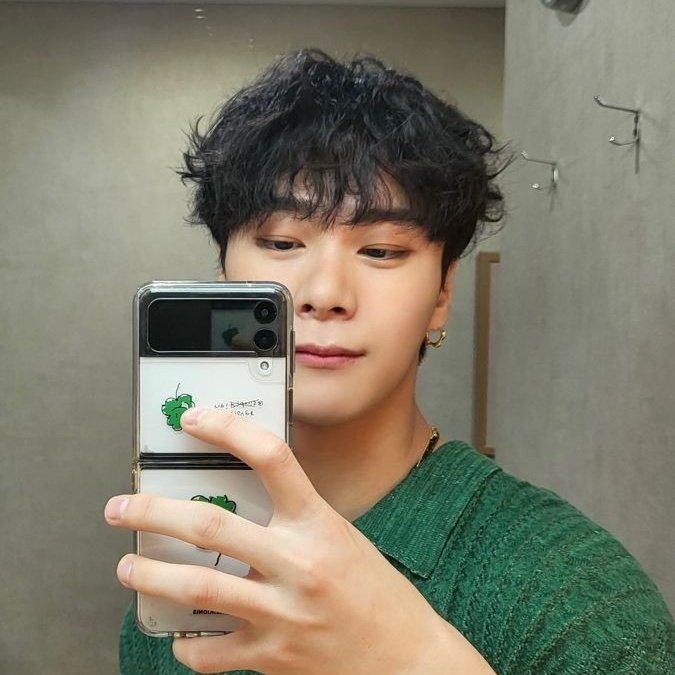 M_bts_ot7's tweet image. فنای آسترو تو این وضع نمیتونن تو ترندینگا شرکت کنن
بهشون کمک کنین🖤
Rest in peace
#MOONBIN
 Astro